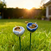 Carica l'immagine nel visualizzatore di Gallery, Fiori d'api fatti a mano – abbeveratoi in ceramica resistenti alle intemperie, set da 6