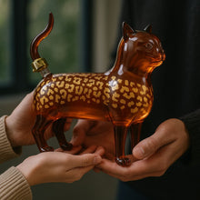 Carica l'immagine nel visualizzatore di Gallery, Bottiglia in vetro a forma di gatto
