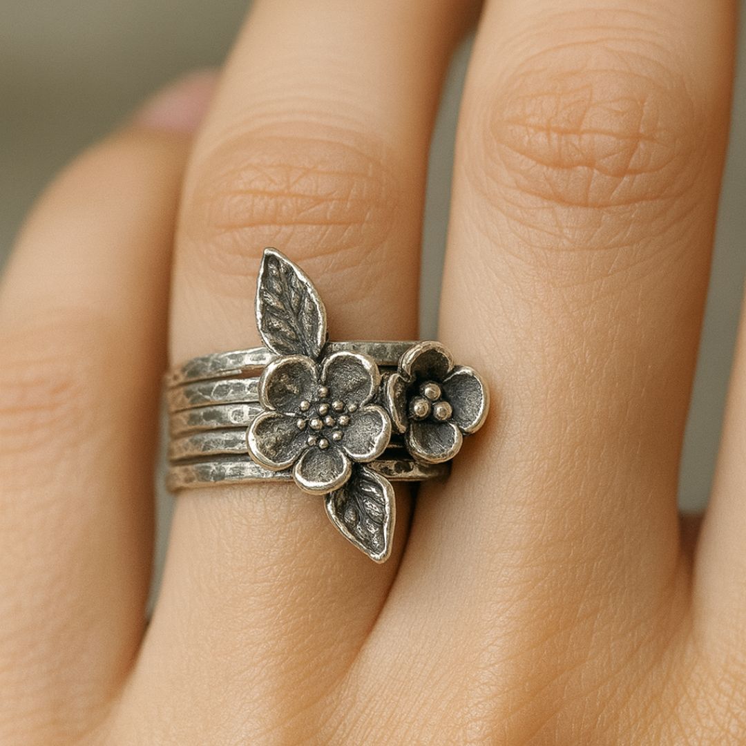 Anello a strati con fiore vintage – Brillantezza argentata
